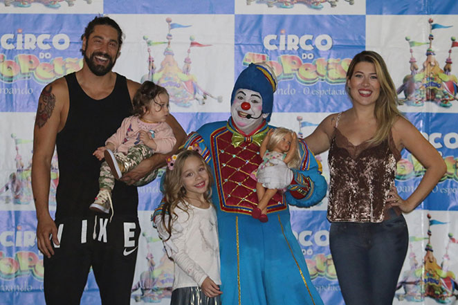 Com a filha, Roberta Rodrigues curte apresentação de circo