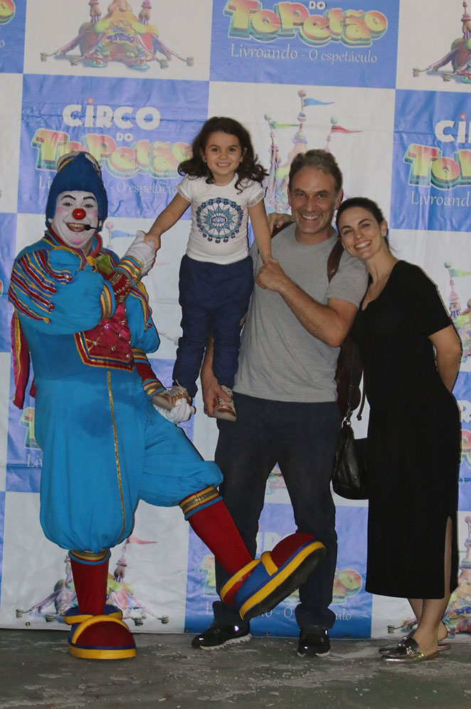 Com a filha, Roberta Rodrigues curte apresentação de circo