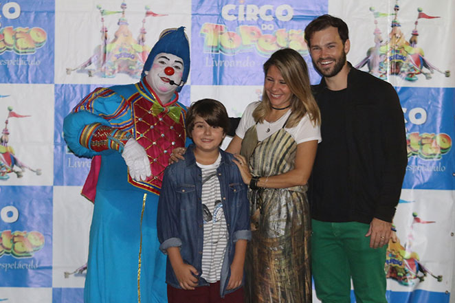 Com a filha, Roberta Rodrigues curte apresentação de circo