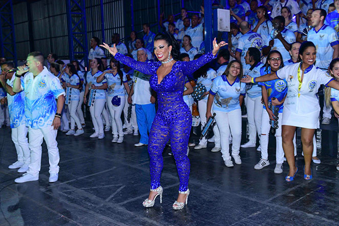 Com decote e look justo, Cinthia Santos fica no Carnaval 