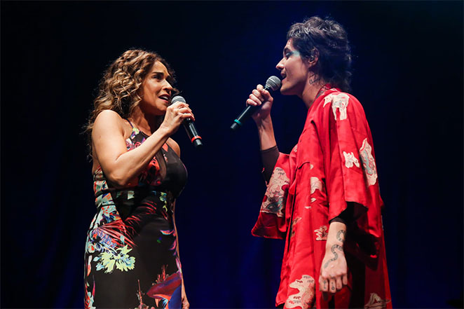 Daniela Mercury canta com Toquinho e é aplaudida pela mulher