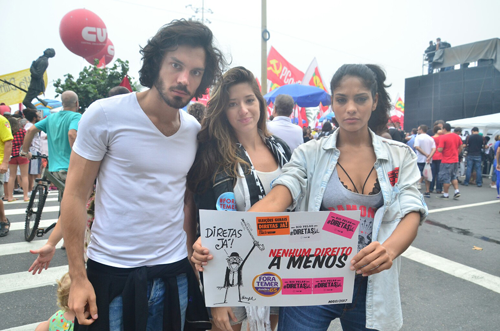 Famosos participam de manifestação no Rio