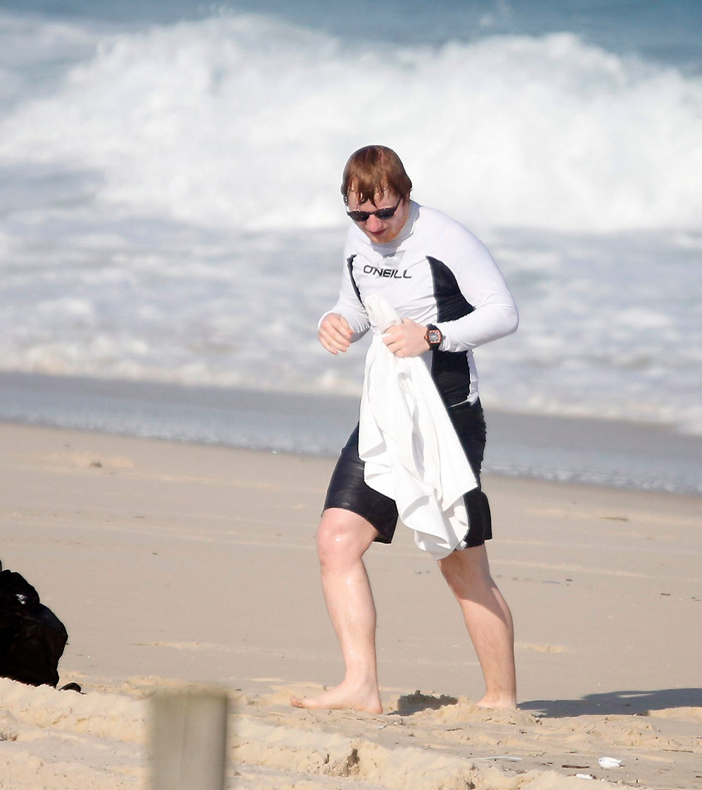 Ed Sheeran na praia do Grumari