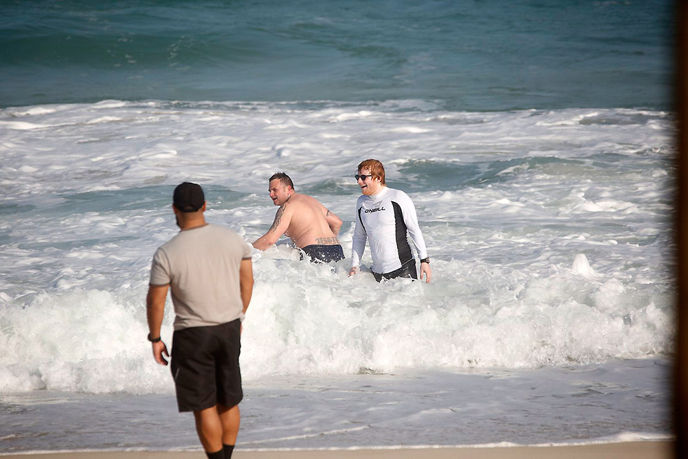 Ed Sheeran entrou no mar com os amigos