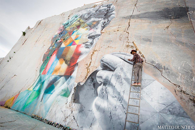 Eduardo Kobra acaba mural inspirado em obra de Michelangelo