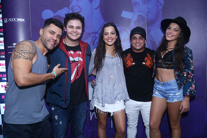 Emilly e Mayla tietam Matheus e Kauan antes de show no Rio