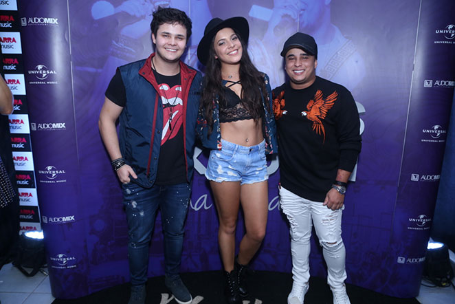 Emilly e Mayla tietam Matheus e Kauan antes de show no Rio