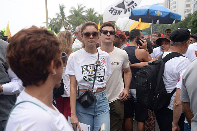 Famosos marcam presença em manifestação pacífica no Rio