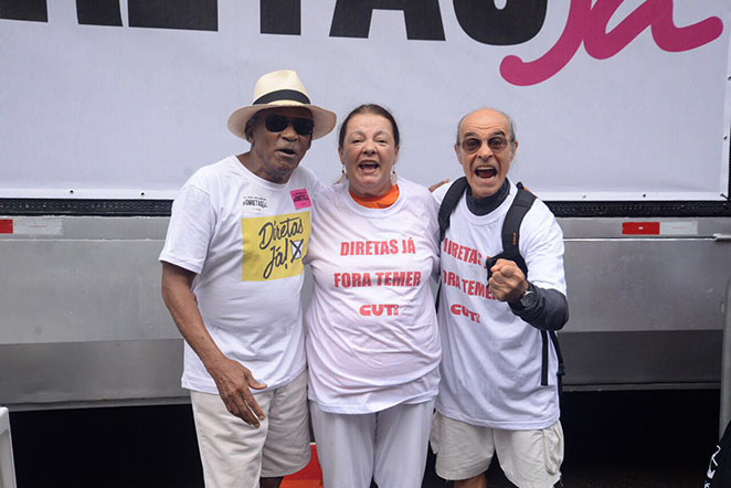 Famosos marcam presença em manifestação pacífica no Rio