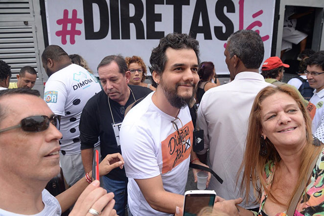 Famosos marcam presença em manifestação pacífica no Rio