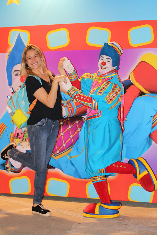 Fernanda Gentil curte noite divertida em circo no Rio