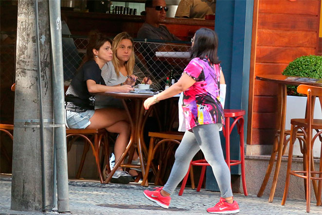 Fernanda Gentil e namorada almoçam em bar no Leblon, no Rio