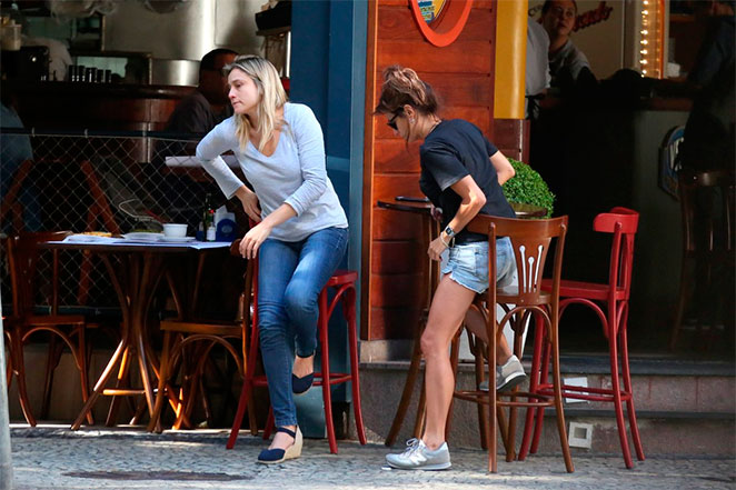 Fernanda Gentil e namorada almoçam em bar no Leblon, no Rio