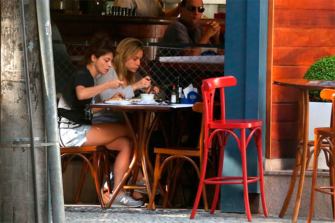 Fernanda Gentil e namorada almoçam em bar no Leblon, no Rio