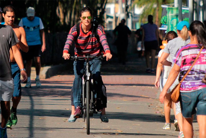 Fernanda Lima passeia de bicicleta com o filho