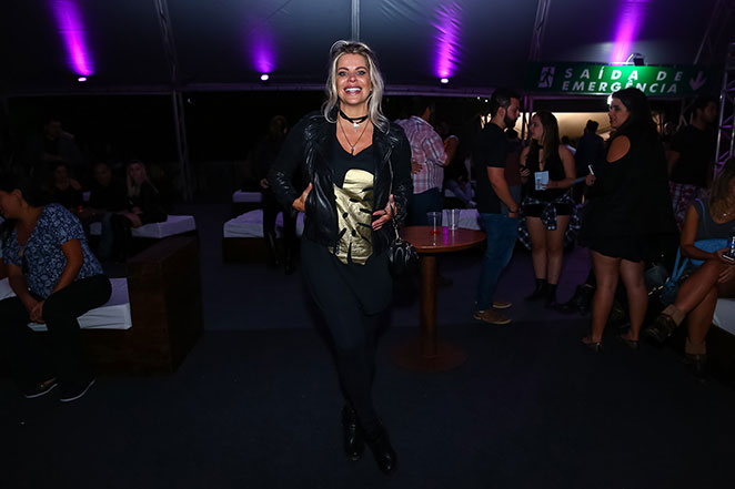 Grávida, Karina Bacchi arrasa no look para curtir festa em São Paulo