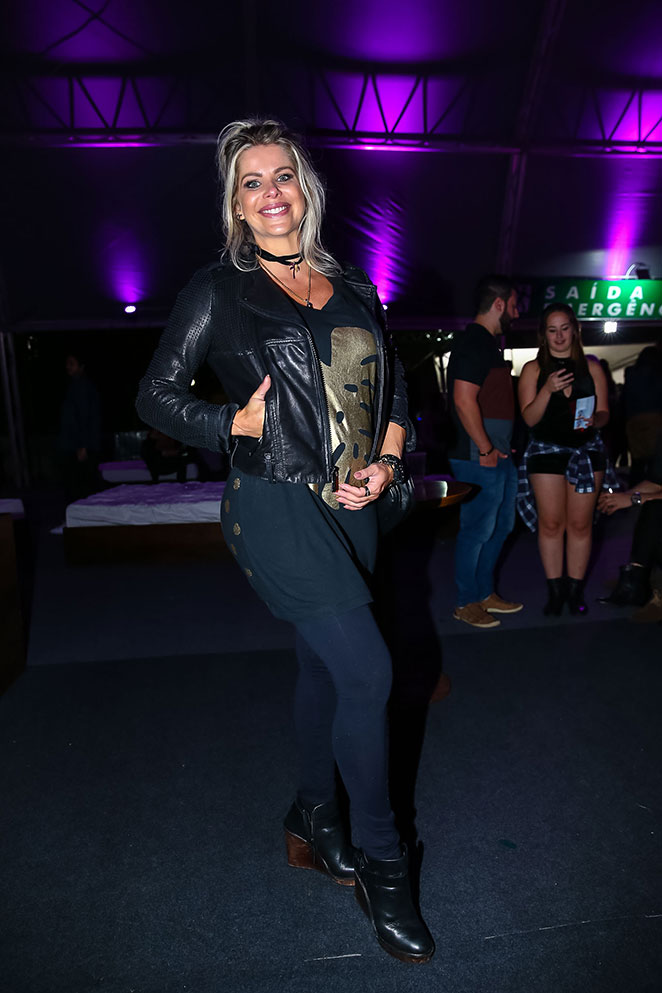 Grávida, Karina Bacchi arrasa no look para curtir festa em São Paulo