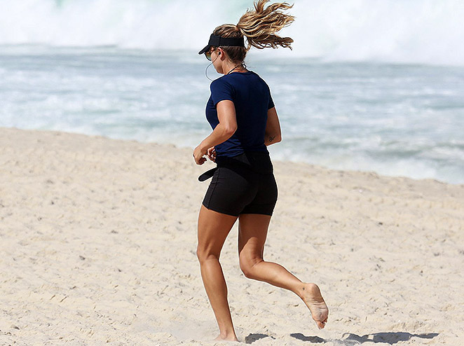 Grazi Massafera exibe as pernocas em dia de exercício