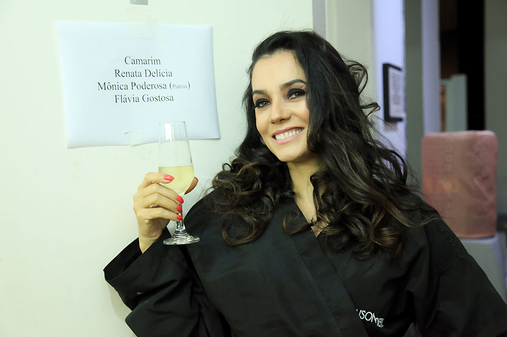 Mônica Carvalho faz um brinde ao sucesso da estreia