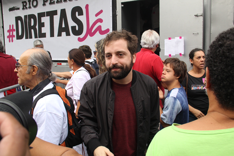 Famosos participam de manifestação no Rio