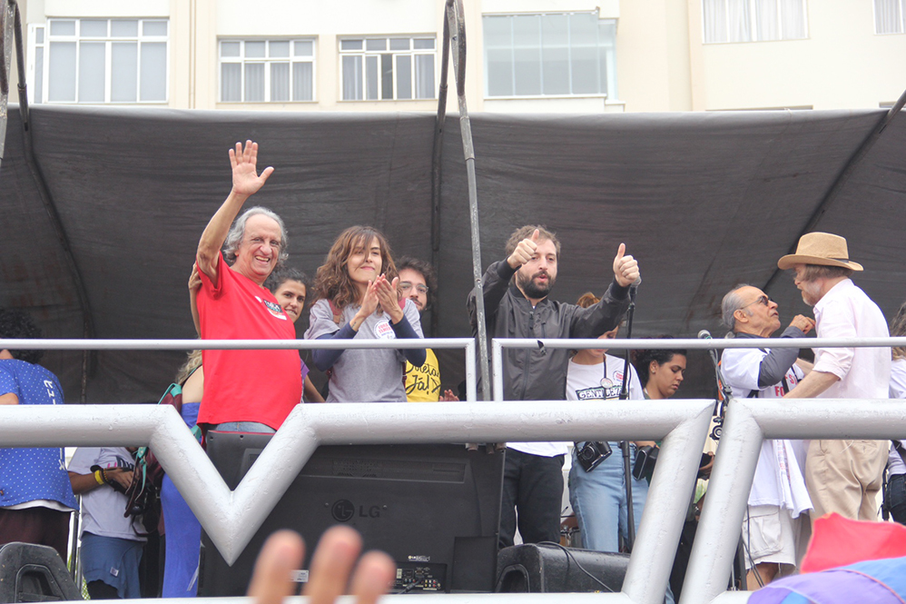 Famosos participam de manifestação no Rio