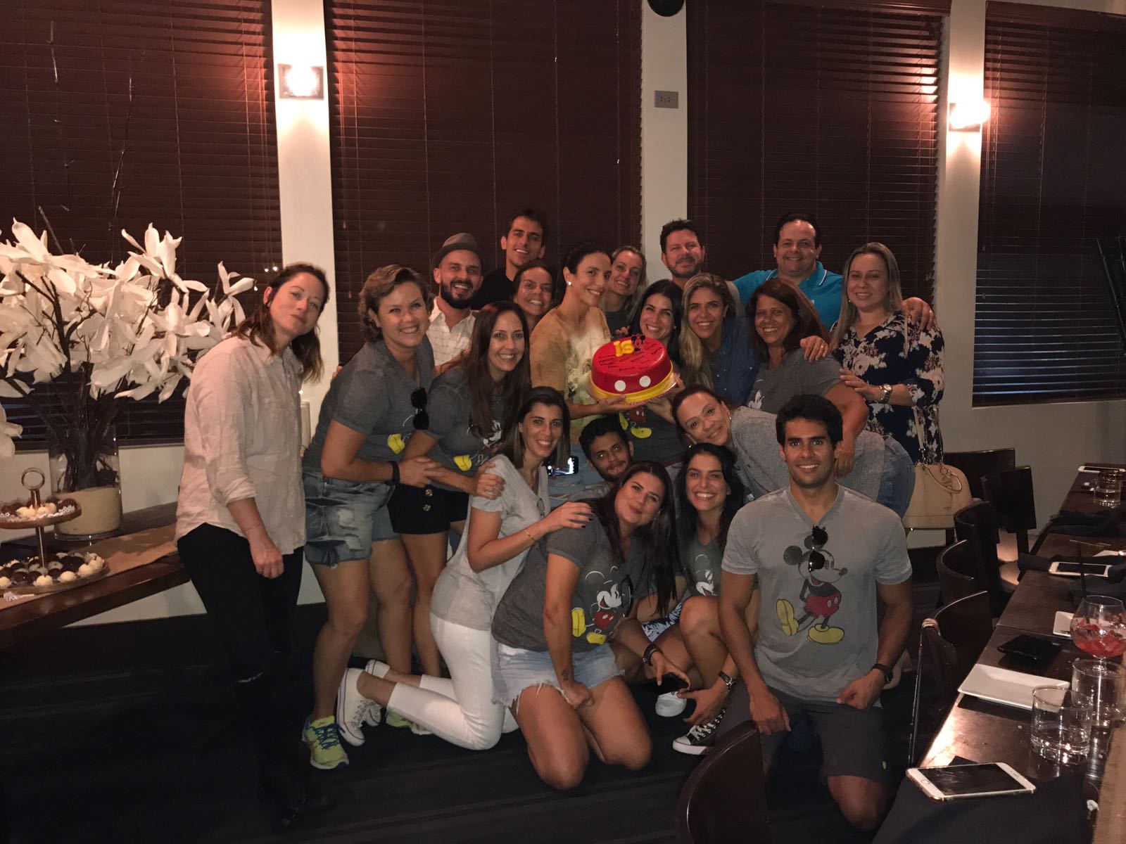 Ivete Sangalo leva grupo de amigos para a Disney