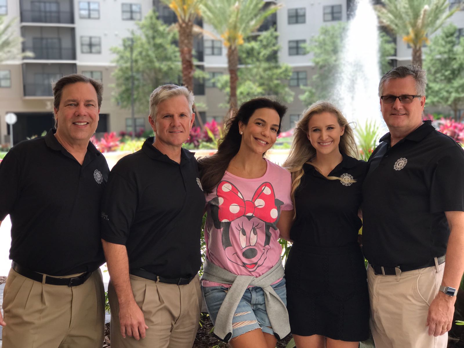 Ivete Sangalo leva grupo de amigos para a Disney