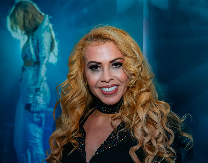 Joelma aposta em look justo e curto em evento