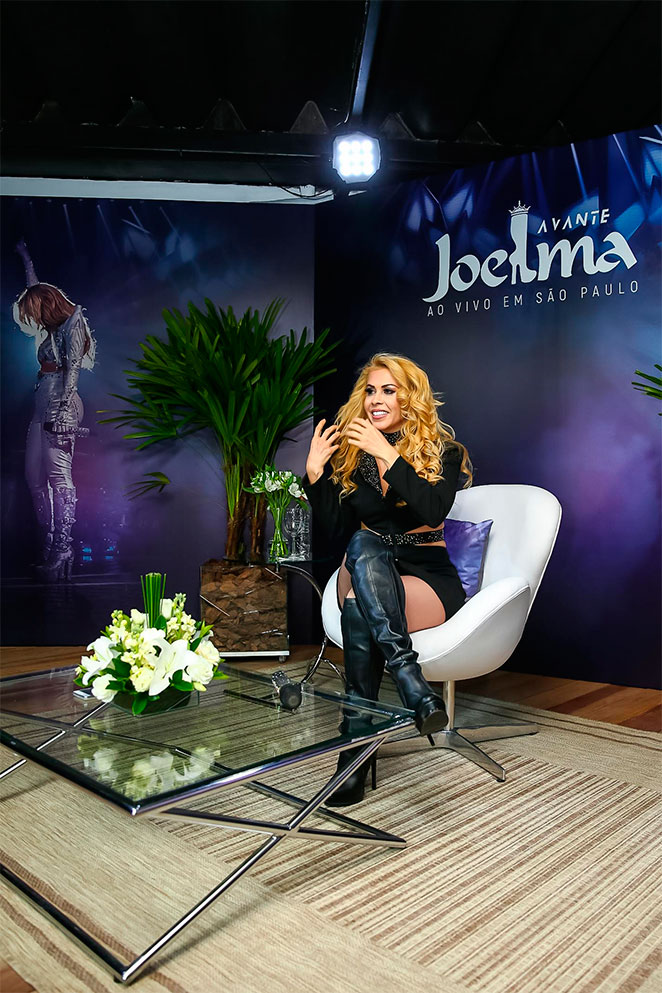 Joelma aposta em look justo e curto em evento