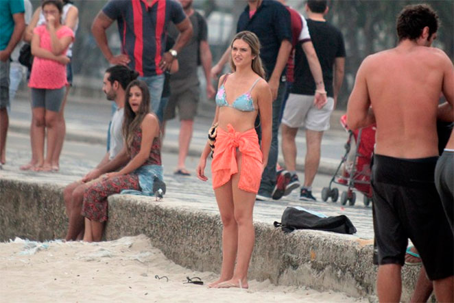 Juliana Paiva dá ajeitadinha no biquíni em praia