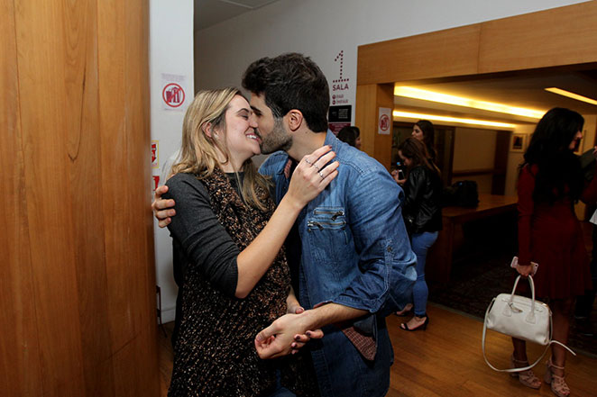 Juliana Paiva e Juliano Laham trocam beijos após peça no Rio
