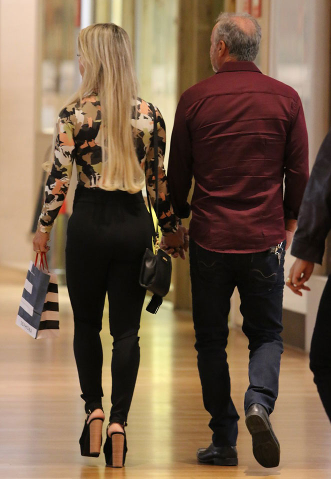 Kadu Moliterno passeia com a namorada em shopping