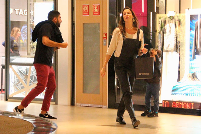 Luana Piovani curte tarde de compras em família