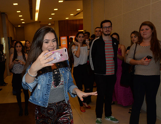 Maisa Silva é pura simpatia ao curtir pré-estreia em SP