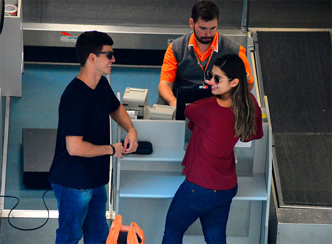 Manoel e Vivian conversam e trocam carinhos em aeroporto