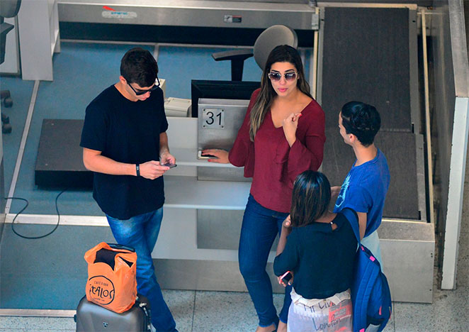Manoel e Vivian conversam e trocam carinhos em aeroporto