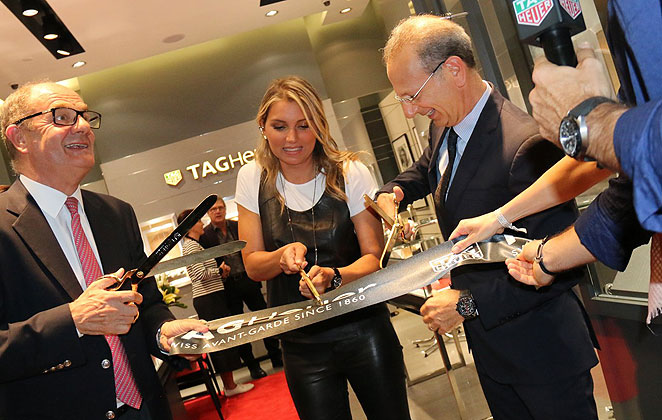 Marcos Pitombo e Maya Gabeira inauguram loja relógios