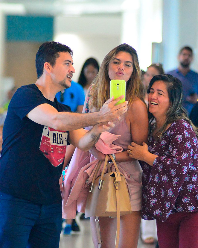 Mariana Goldfarb esbanja simpatia em aeroporto no RJ