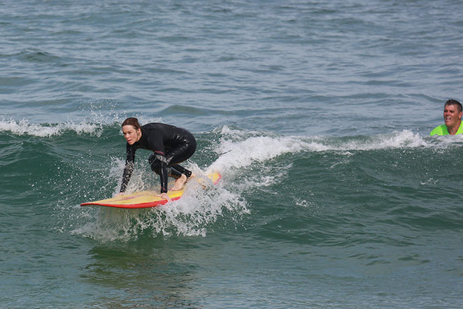 Mariana Ximenes esbanja talento durante aula de surf