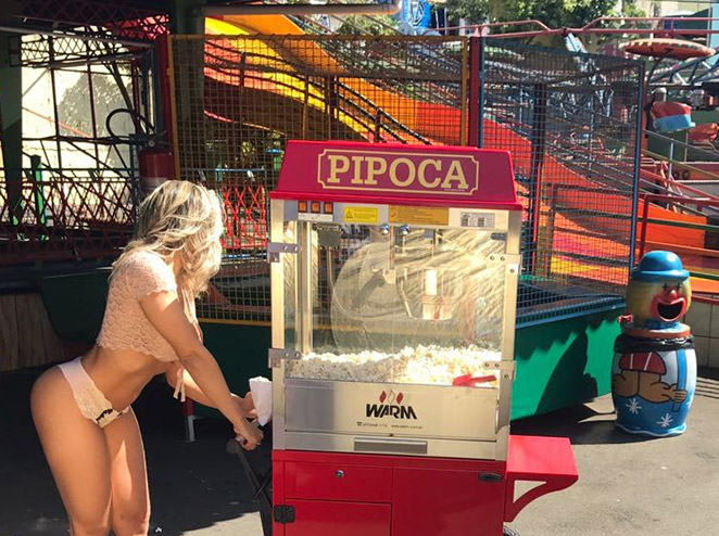 Mulher Melão posa nua em parque de diversões