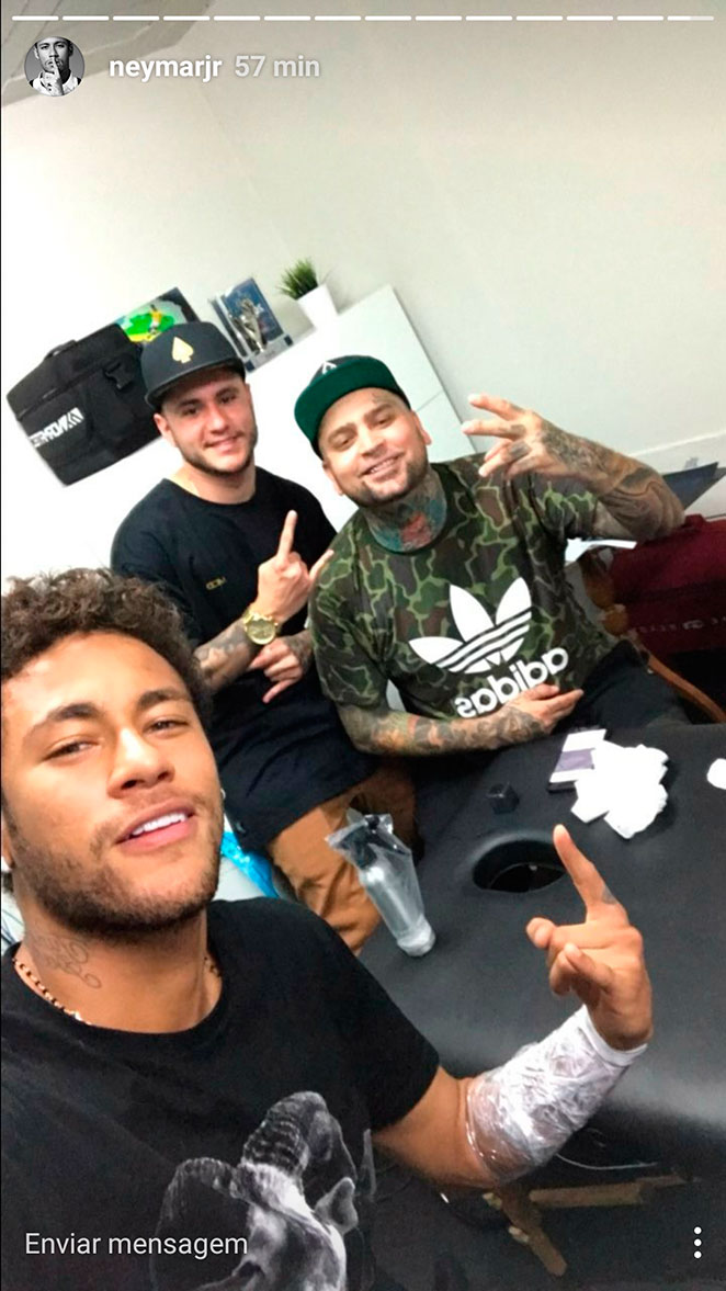 Neymar mostra seu talento em outra profissão. 