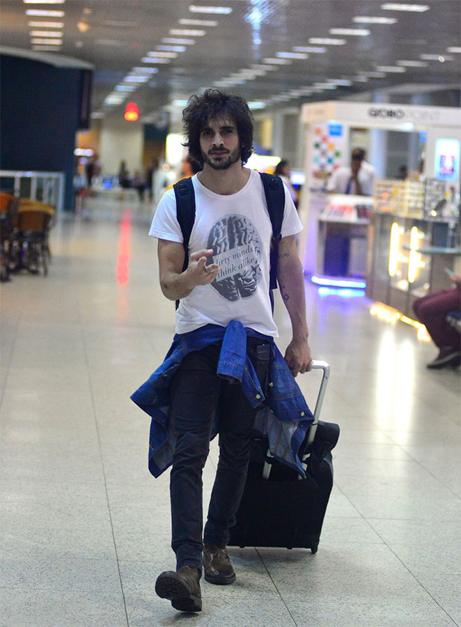 No estilo largadão, Fiuk embarca em aeroporto