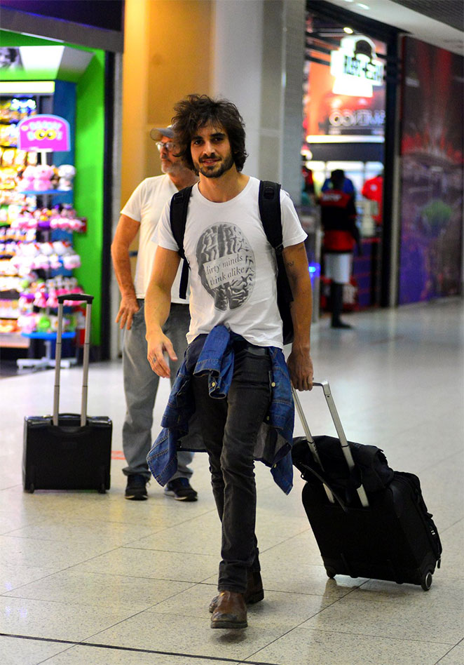 No estilo largadão, Fiuk embarca em aeroporto