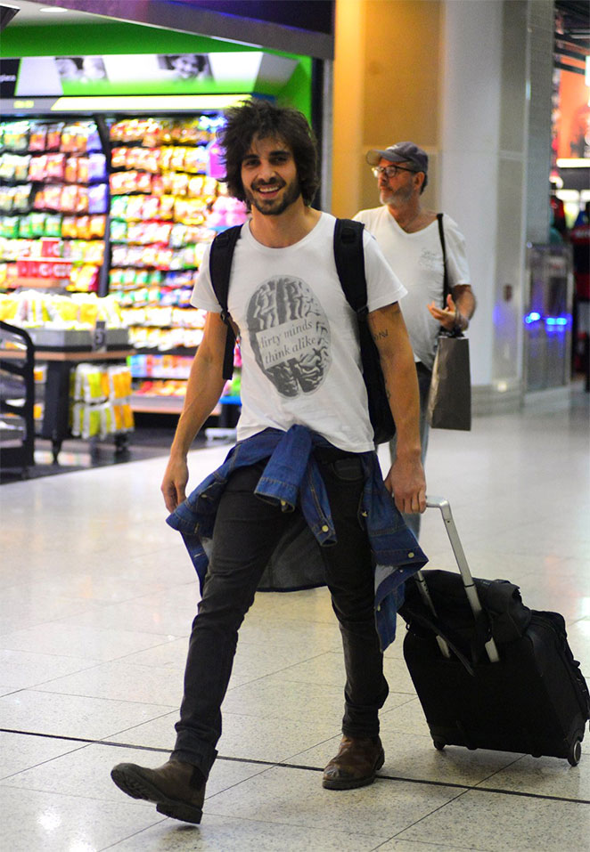 No estilo largadão, Fiuk embarca em aeroporto