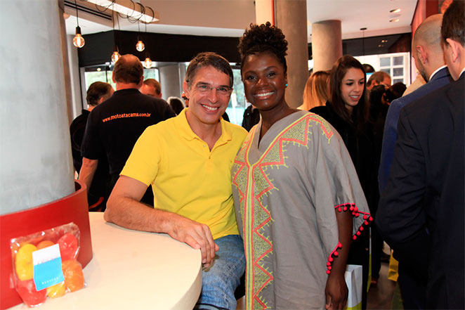 Olivier Anquier inaugura padaria e recebe carinho da mulher