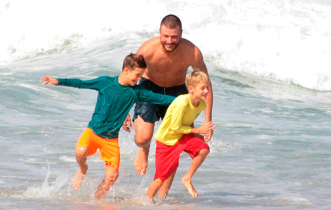 Rodrigo Hilbert curte praia com os gêmeos