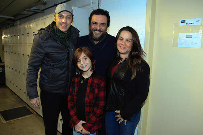 Rodrigo Lombardi leva a família ao teatro em São Paulo