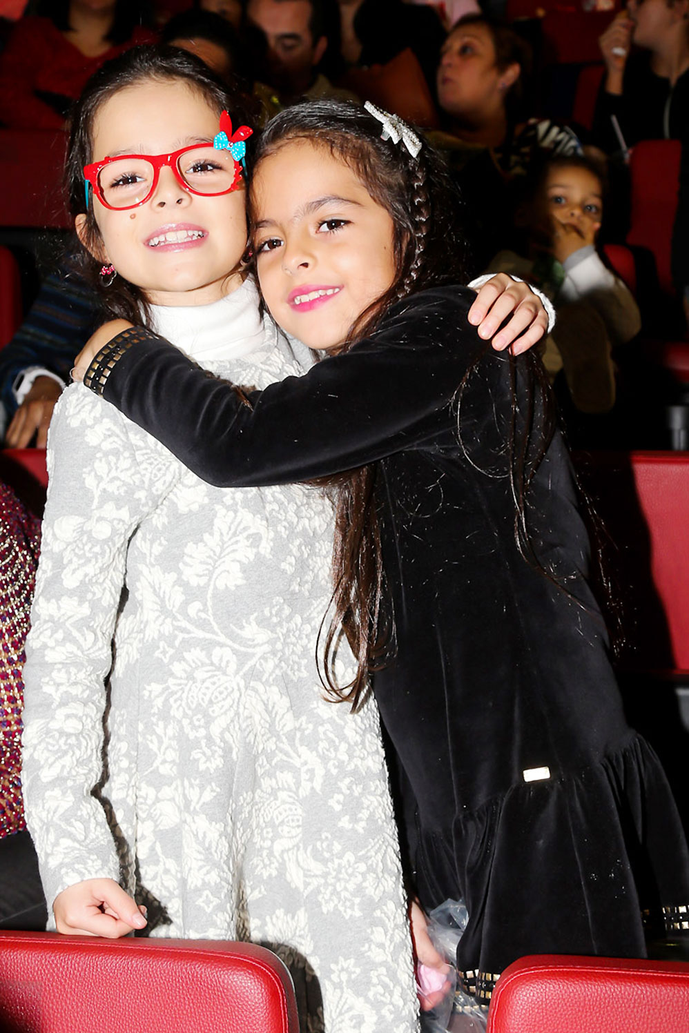 Isabella e Helena Camargo, filhas de Luciano Camargo, curtindo Disney On Ice