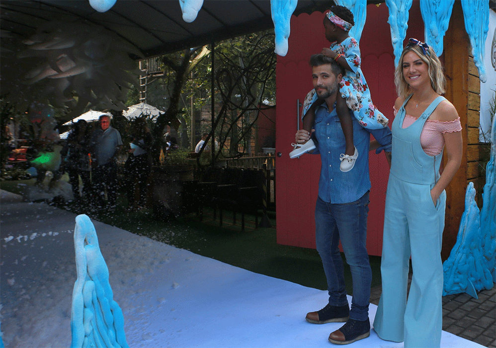Bruno Gagliasso e Giovanna Ewbank preparam festa com tema Frozen para Titi