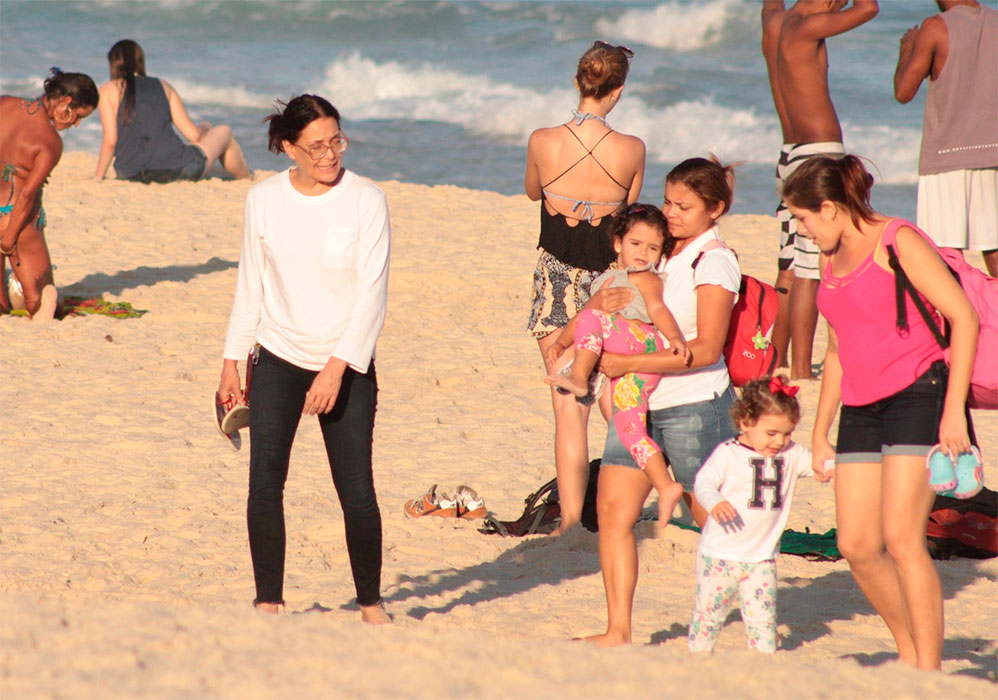 Carolina Ferraz curte praia com a filha caçula